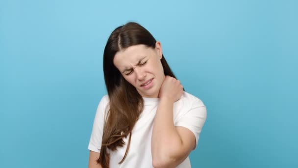 Cansado Molesto Joven Mujer Caucásica Masaje Dolor Cuello Rígido Cansada — Vídeos de Stock