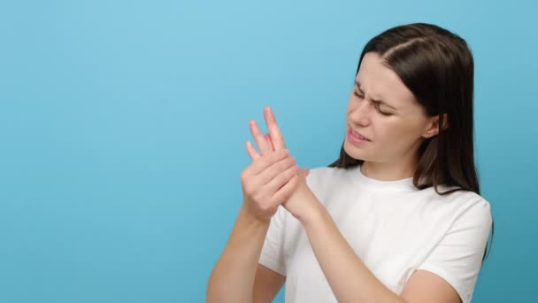 Крупним Планом Втомлені Молоді Жіночі Руки Тримають Болючі Зап Ястя — стокове відео