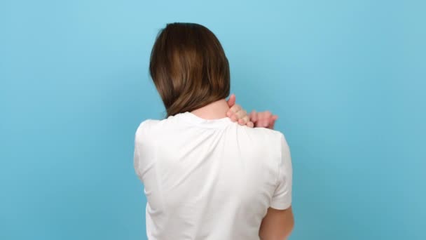 Servikal Osteokondrosis Yaşlarda Boynu Ağrıyan Iltihaplı Vücuduna Dokunan Stüdyodaki Mavi — Stok video