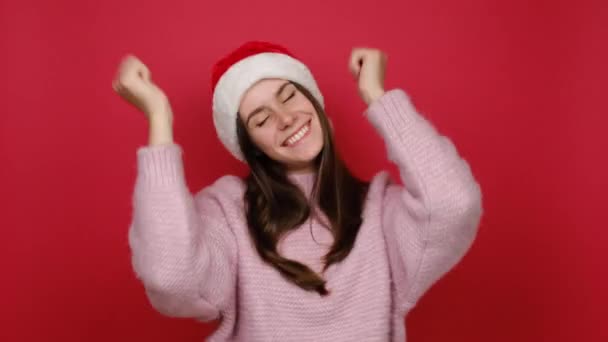Fröhliche Junge Santa Millennial Tänzerin Ballt Die Fäuste Und Winkt — Stockvideo