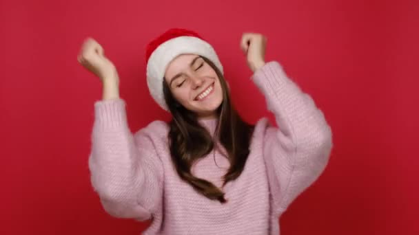 Feliz Joven Santa Millennial Danza Femenina Apretando Puños Agitando Las — Vídeo de stock