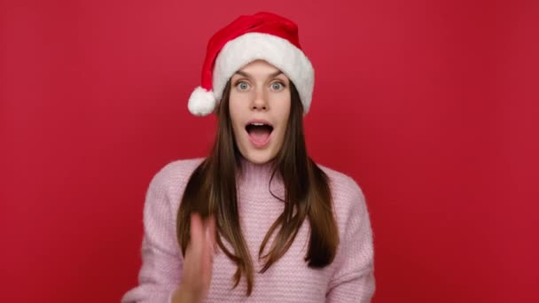 Vrolijke Jonge Blanke Vrouw 20S Roze Gebreide Gezellige Trui Kerstmuts — Stockvideo