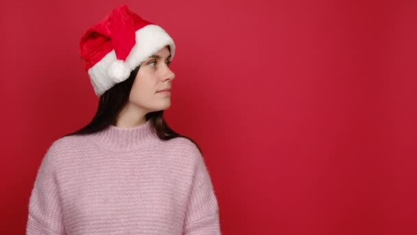 Νεαρή Σάντα Γυναίκα Ντυμένη Χριστουγεννιάτικο Καπέλο Δείχνει Αντιγράψετε Χώρο Για — Αρχείο Βίντεο