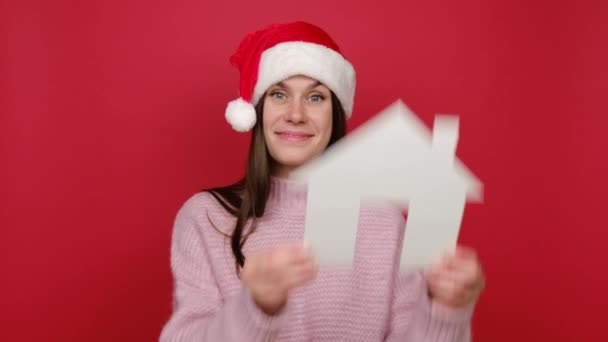 부동산 크리스마스 모자를 모델을 녹음실 배경에 고립된 스웨터를 즐거운 즐거운 — 비디오