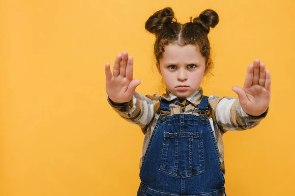 Portret Ontevreden Kleine Meisje Demonstreren Stop Gebaar Draagt Shirt Poseren — Stockfoto