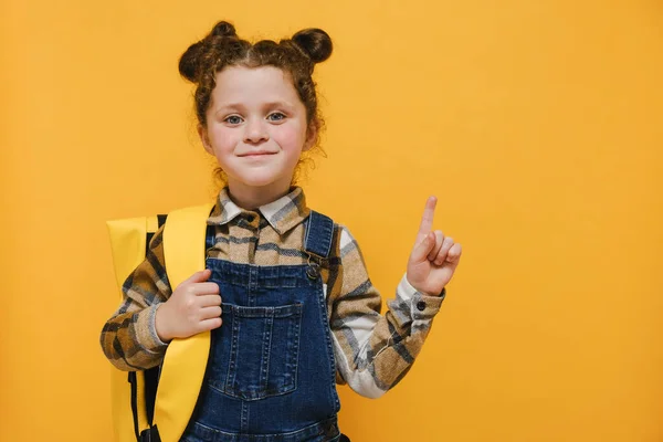 Happy Cute Kid Grundschule Mädchen Mit Rucksack Zeigt Mit Dem — Stockfoto