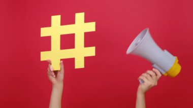Sarı hashtag ve megafon, iş, pazarlama ve reklam etiketi, kırmızı arka planda izole edilmiş kadın ellerini kapat. Sosyal ağ izleme ve medya ölçümlerini kavramsallaştır