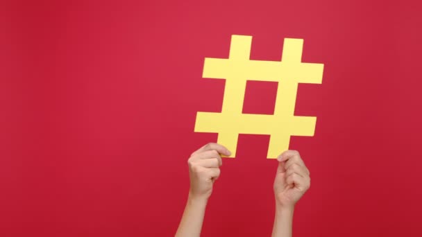 Tutup Tangan Perempuan Memegang Besar Kertas Kuning Hashtag Simbol Gemetar — Stok Video
