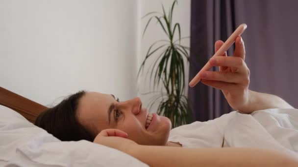 Gelukkige Jonge Vrouw Liggend Gezellig Bed Vroeg Ochtend Praten Met — Stockvideo