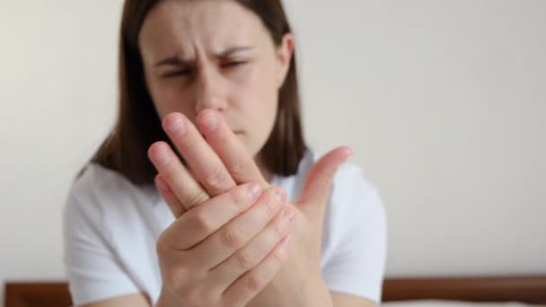 Selectieve Focus Van Vermoeide Vrouw Zitten Bed Masseren Hand Die — Stockvideo