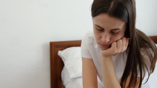 Depressie Psychische Problemen Overstuur Jonge Blanke Vrouw Zitten Bed Alleen — Stockvideo