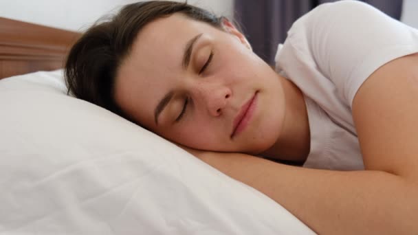Taze Tembel Kadın Evde Sağlıklı Bir Uykudan Sonra Uyanıyor Mutlu — Stok video