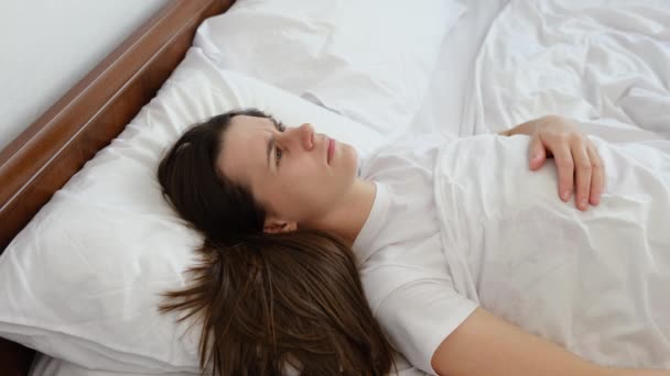 Jeune Femme Couchée Lit Bouchant Ses Oreilles Étant Agacée Par — Video