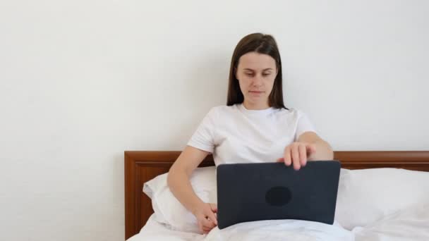 Jonge Vrouw Blogger Zitten Comfortabele Gezellige Witte Bed Thuis Met — Stockvideo