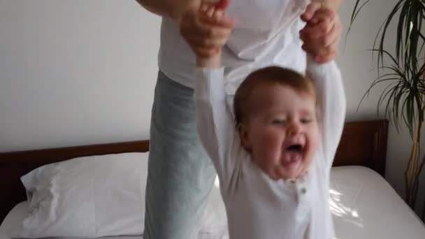 Glückliche Junge Erwachsene Mutter Mit Niedlichen Entzückenden Säugling Kind Mädchen — Stockvideo