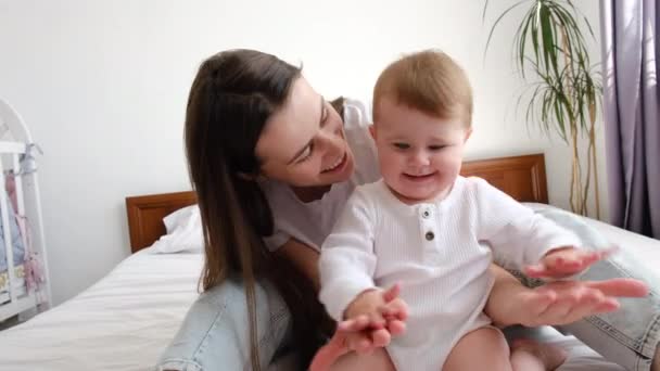 Älskade Ömma Kaukasiska Unga Mor Håller Bedårande Söt Liten Flicka — Stockvideo