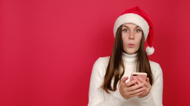 Mujer Joven Feliz Suéter Blanco Acogedor Sombrero Navidad Santa Usando — Vídeos de Stock