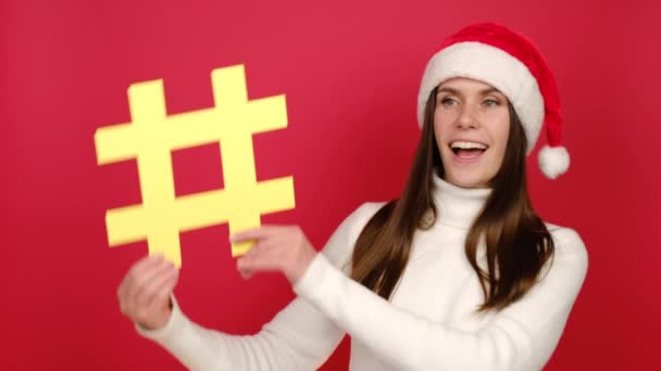 기호를 포스팅을 스웨터를 스튜디오에 고립된 산타클로스 모자를 즐거운 미소를 — 비디오