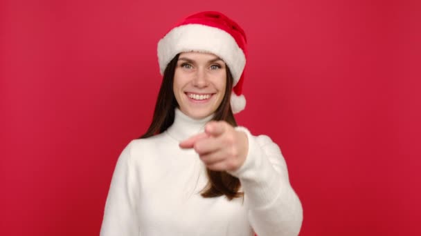 Ευτυχισμένη Νεαρή Γυναίκα Λευκό Άνετο Πουλόβερ Και Σάντα Χριστούγεννα Καπέλο — Αρχείο Βίντεο