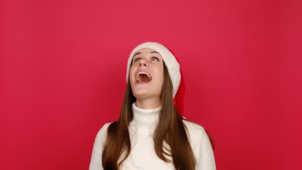 Emocionado Joven Mujer Feliz Suéter Acogedor Punto Blanco Sombrero Navidad — Vídeo de stock