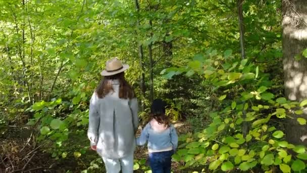 Şapkalı Genç Bir Annenin Güzel Bir Parkta Yürüyen Güneşli Bir — Stok video