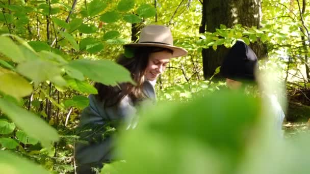 Mutlu Aile Anları Kahverengi Şapkalı Güler Yüzlü Genç Anne Küçük — Stok video
