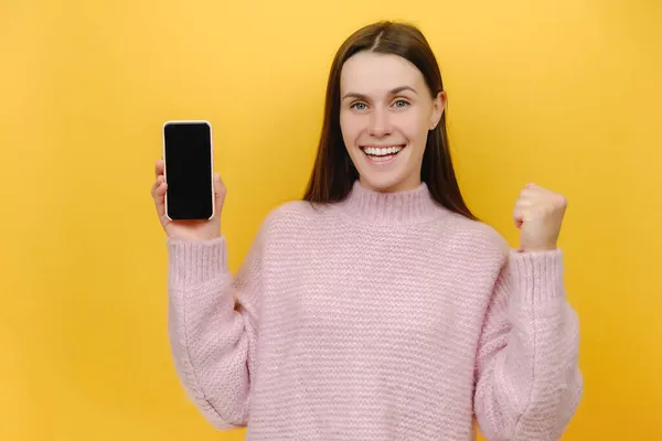 Retrato Emocionada Mujer Milenaria Suéter Rosa Celebrar Teléfono Celular Móvil — Foto de Stock