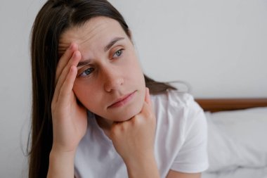 Depresyon ve psikolojik sorunlar, üzgün beyaz bir kadın yatakta yalnız başına, kabus gördükten sonra stres endişesi yaşıyor. Endişeli üzgün bayan uykusuzluktan muzdarip. Seçici odak