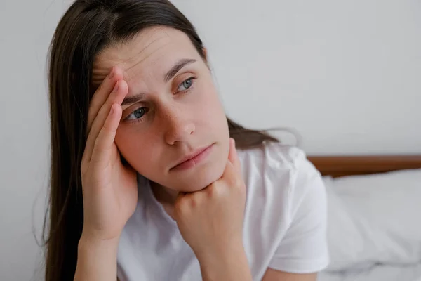 抑郁症和心理问题 让年轻的高加索女人心烦意乱的一个人坐在床上 在睡眠不足的噩梦后感到焦虑 忧心忡忡的女士患有失眠 有选择的重点 — 图库照片