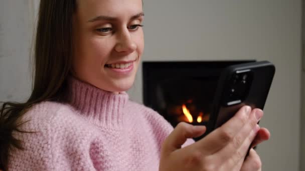 Close Retrato Feliz Bonito Jovem Morena Segurando Telefone Inteligente Relaxante — Vídeo de Stock