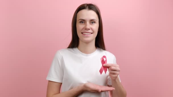 Bonito Tipo Jovem Segurando Fita Rosa Símbolo Consciência Câncer Mama — Vídeo de Stock