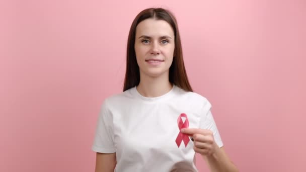 Милая Молодая Женщина Розовой Лентой Символ Информированности Раке Молочной Железы — стоковое видео