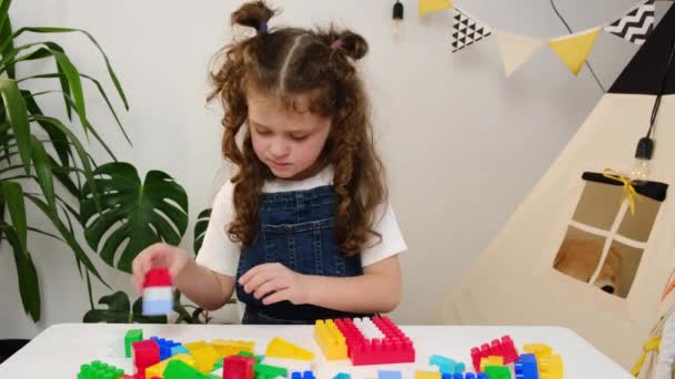 Sevimli Güzel Kız Sıcak Bir Çocuk Odasında Masada Oturup Oyuncak — Stok video