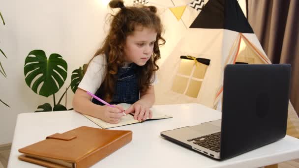 Menina Escola Primária Bonita Usando Laptop Fazer Anotações Educação Distância — Vídeo de Stock