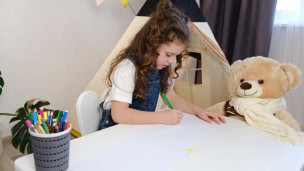 Κοριτσάκι Καθίσει Στο Τραπέζι Χνουδωτή Αρκούδα Στο Παιδικό Δωμάτιο Κρατώντας — Αρχείο Βίντεο