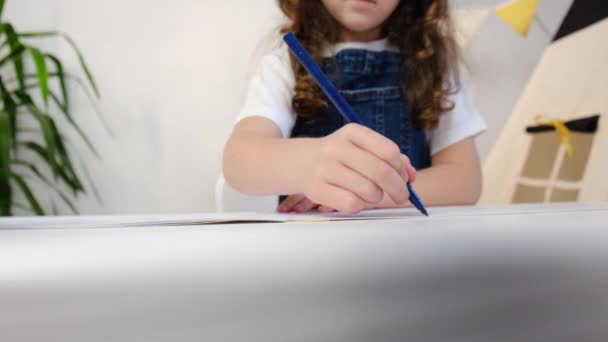 Selektywne Skupienie Słodkie Skoncentrowane Dziewczynka Rysować Kolor Ołówek Grać Samodzielnie — Wideo stockowe