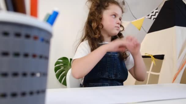 Concentration Sélective Bouleversé Stressé Petit Enfant Sentent Mal Peur Assis — Video