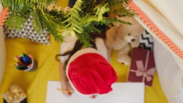 Focus Selettivo Della Ragazza Della Scuola Bambino Cappello Rosso Natale — Video Stock