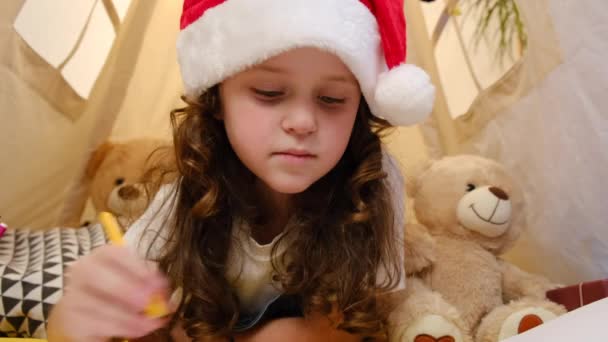 Selectieve Focus Van Schattig Dromend Schattig Schoolmeisje Kind Rode Kerstmuts — Stockvideo