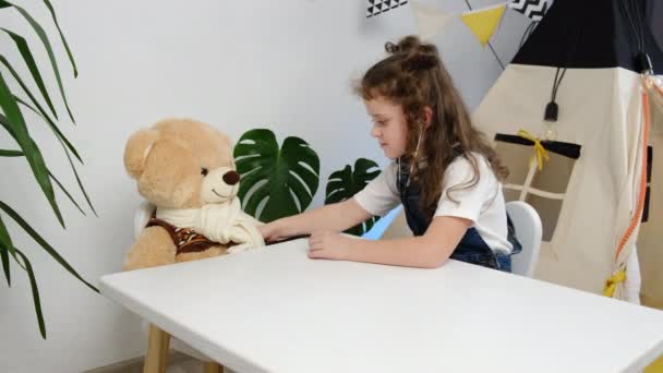 Pediatría Concepto Tiempo Juego Niña Jugar Médico Con Oso Peluche — Vídeos de Stock