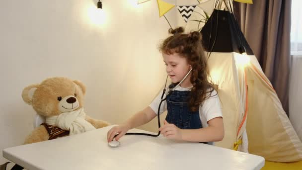 Pequeña Escuela Atractiva Linda Niña Fingiendo Ser Médico Pequeño Niño — Vídeos de Stock