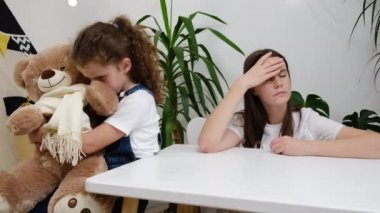 Mutsuz bir anne ve küçük bir kız çocuğu kavga ettikten sonra sırt sırta oturuyorlar. İnatçı bir kız öğrenci kızı ve tartışmayla birbirlerini görmezden gelen annemi kızdırıyorlar. Aile çatışması kavramı