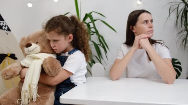 心烦意乱的年轻母亲和女儿的选择性焦点回头不理对方 避免交谈 对糟糕的关系感到沮丧坐在桌旁 父母与子女争论概念 — 图库视频影像