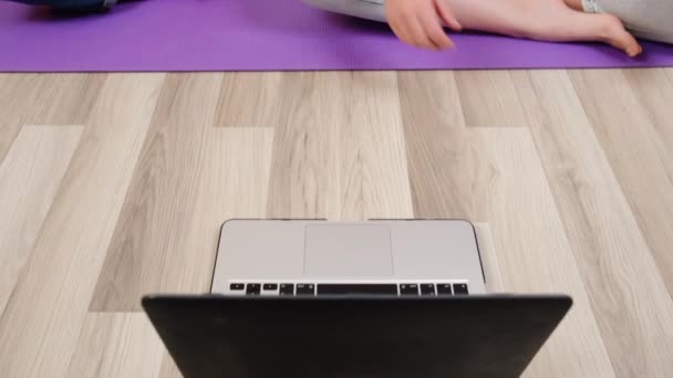 Sağlıklı Bir Anne Küçük Bir Kız Çocuğu Internetten Yoga Eğitimini — Stok video