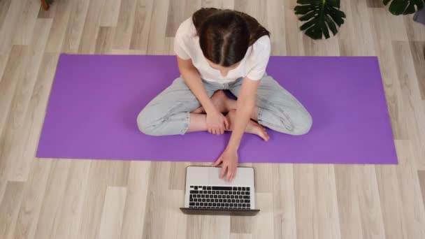 Top View Szelektív Fókusz Fiatal Barna Szőnyegen Lótuszpozícióban Bekapcsolja Laptop — Stock videók