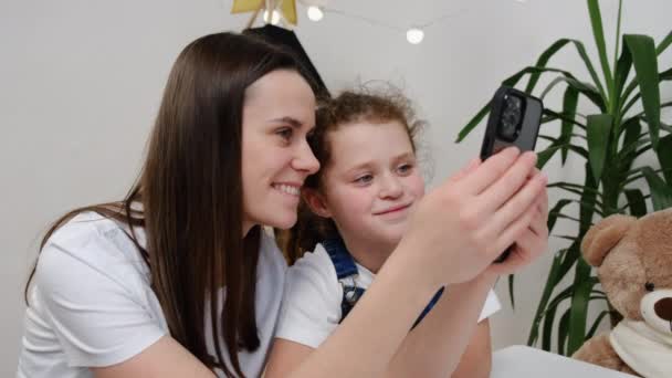 Adicta Tecnología Moderna Mamá Feliz Linda Hija Niño Que Divierten — Vídeo de stock