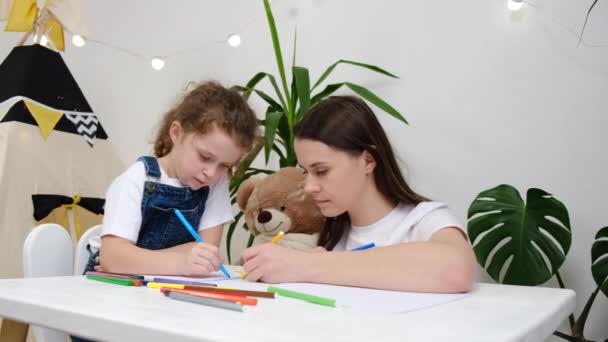 Fürsorgliche Junge Mutter Babysitter Helfen Lehren Niedlichen Vorschulkind Tochter Zeichnen — Stockvideo