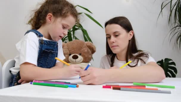 Glückliche Junge Mutter Zeichnet Mit Bleistiften Malunterricht Gespräch Mit Kleinen — Stockvideo