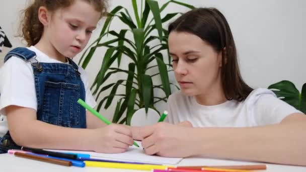 Kochający Opiekuńcza Młoda Mama Słodkie Dziecko Córka Uczy Się Razem — Wideo stockowe