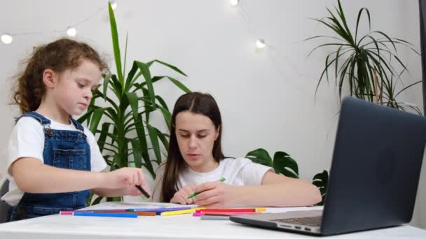 Νεαρή Δασκάλα Που Διδάσκει Κοριτσάκι Ζωγραφίζοντας Χάρτινο Άλμπουμ Κάθεται Στο — Αρχείο Βίντεο